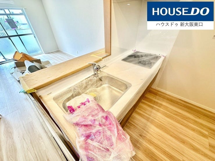 【新調】
カウンターキッチンは新品です。
人工大理石造の天板で、お手入れ楽々。