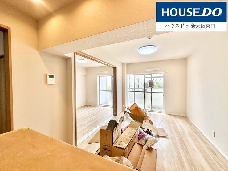 隣のお部屋との敷居を開け放つと、18帖ほどの広大なスペースとなります。窓も振り分けとなりとても明るいです。