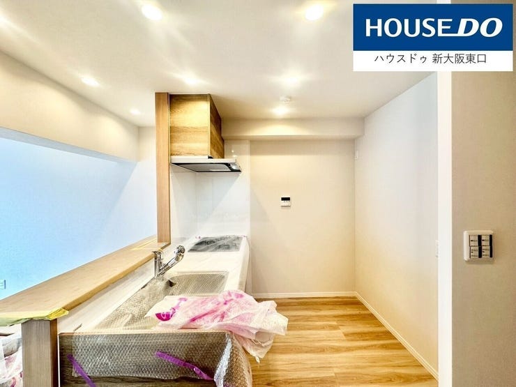 キッチンスペースにはダウンライトを新設。
後ろも広く、大型の冷蔵庫を置いてもスペースが確保されています。