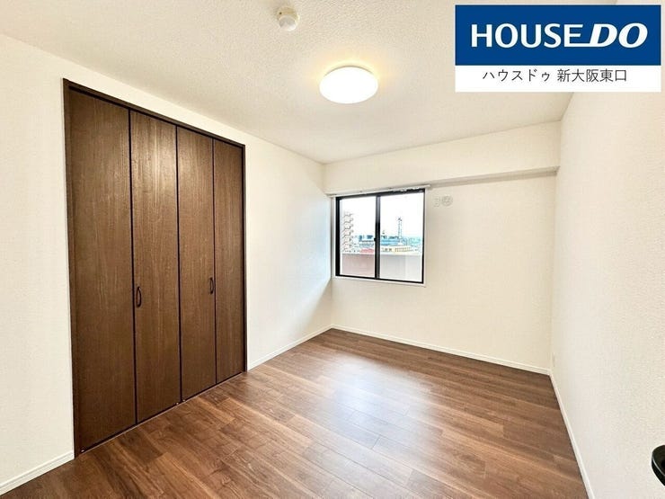 中部屋6帖。
こちらもにも窓があり、外はバルコニーとなっています。