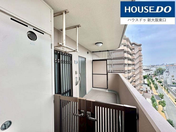 玄関前にはポーチがあります。
ちょっとしたお荷物が置けそうですね