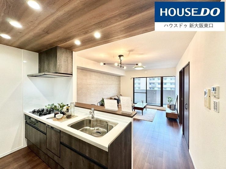 キッチンの上部には木目のあるクロスを使用。
ダウンライトがあり、お手元明るいです。