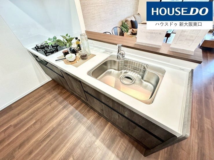 人工大理石の天板で使い勝手のよいシステムキッチンです。