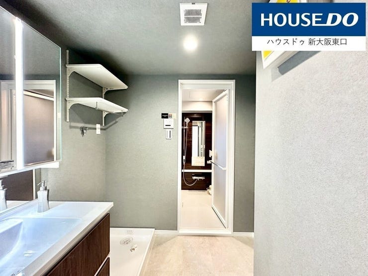 洗面スペースも余裕があります。
こちらのクロスはアースカラーでデザイナーっぽい雰囲気で