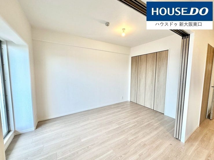 洋室5.6帖。
すべてのお部屋に収納があり、クロスもフローリングも張り替えてあります。