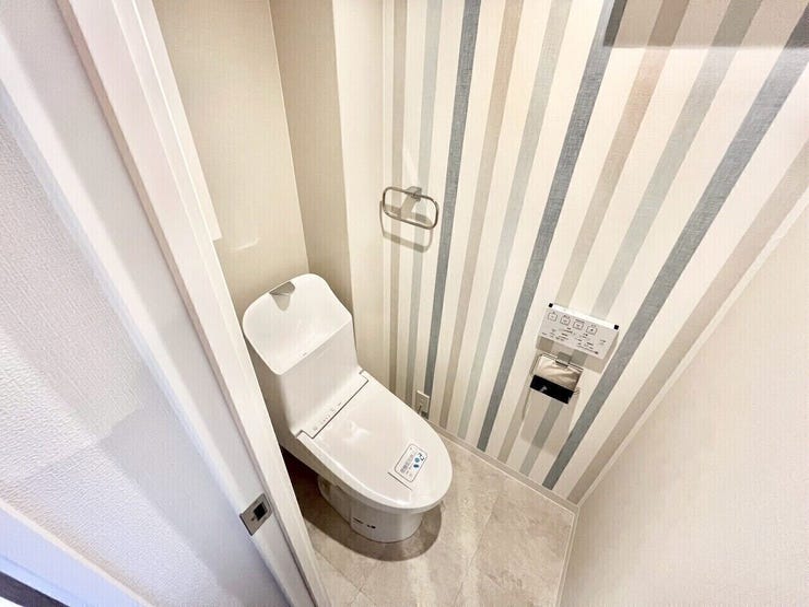 【新設】おトイレは最新式。
人感センサーがついていて、ドアを開けると自動で便座カバーが上がりました。