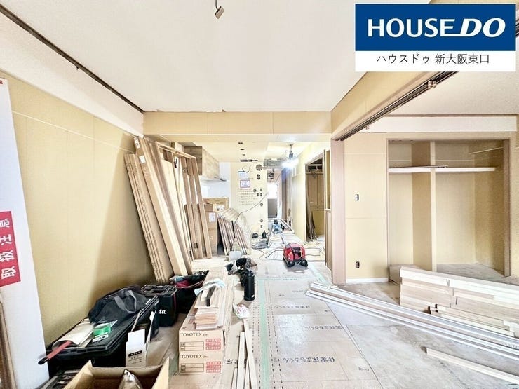 左の壁に沿ってキッチンが新調されます。
ダウンライトも増設されると聞いています。