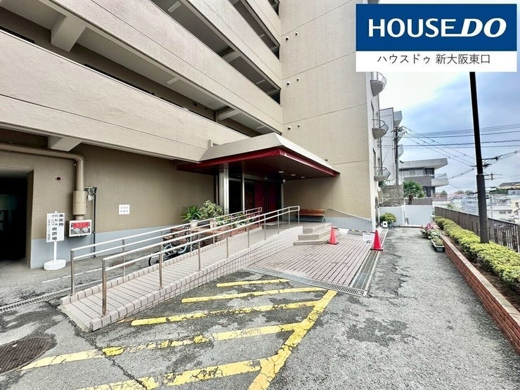 エントランス周辺。
スロープがついています。
また、玄関前には管理人さんが育てているキレイな花壇がありました。