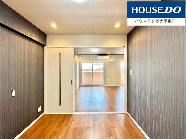 アクセントクロスの洋室。
こちらにも南側からたっぷり光がはいります。