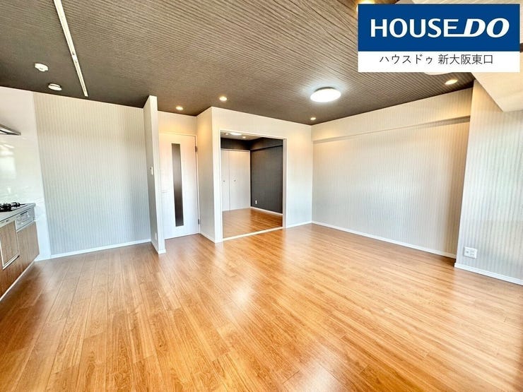 フルリフォームのお部屋。フローリングもピカピカで入居に際し、なにか手を加える必要はなさそうです。