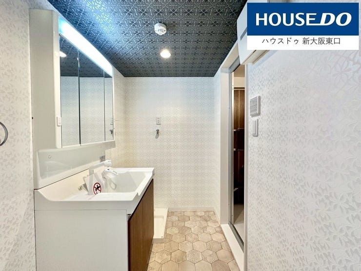 洗面室。
天井や壁はいずれも模様の入ったおしゃれなもの