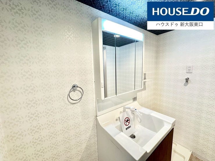 【新調】
三面鏡タイプのシャンプードレッサーです。