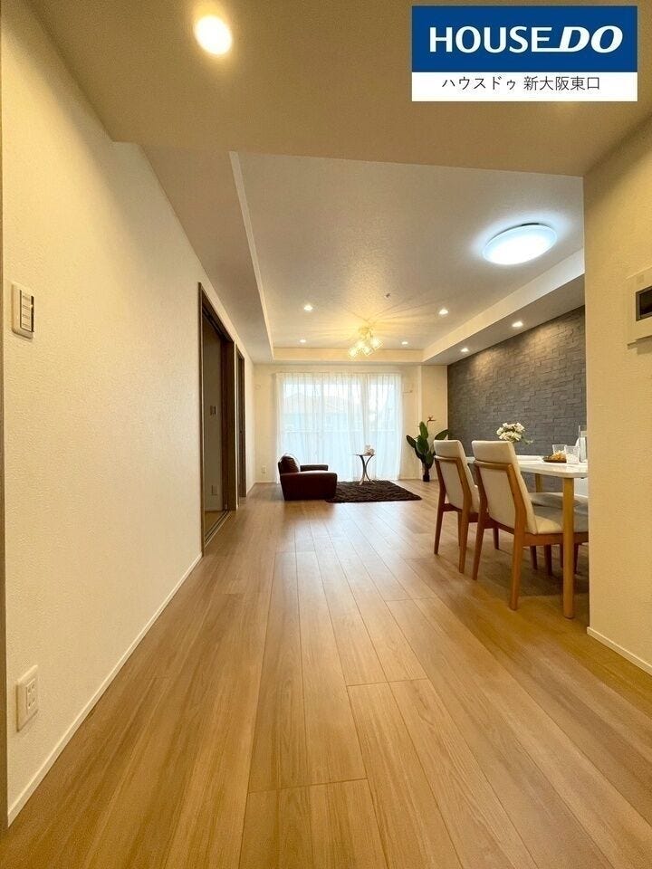 シックな印象のデザイン。
アクセントクロスに間接照明がとてもおしゃれ