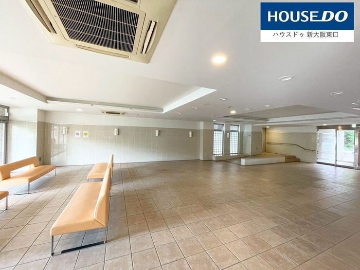 エントランスには空調があり、まるでホテルのロビー!