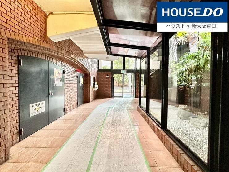 バブルの香りがするゴージャスなエントランス。
レトロ感も相まってたいへんおしゃれ