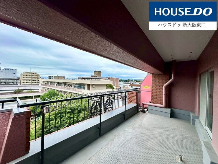 自慢のワイドバルコニー。
太陽の光がたっぷり入るので、ガーデニングもできますね。