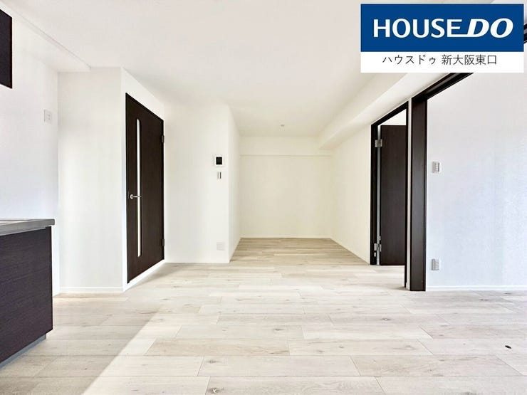 シックな印象の建具と白のコンストラクトが美しい、たいへんセンスの良いリフォームです。