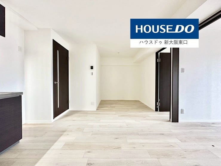 【外観】
白を基調とした、たいへん美しいリフォームです。
フローリングはやや木目があるので、髪の毛などのごみが目立ちすぎることもないです。