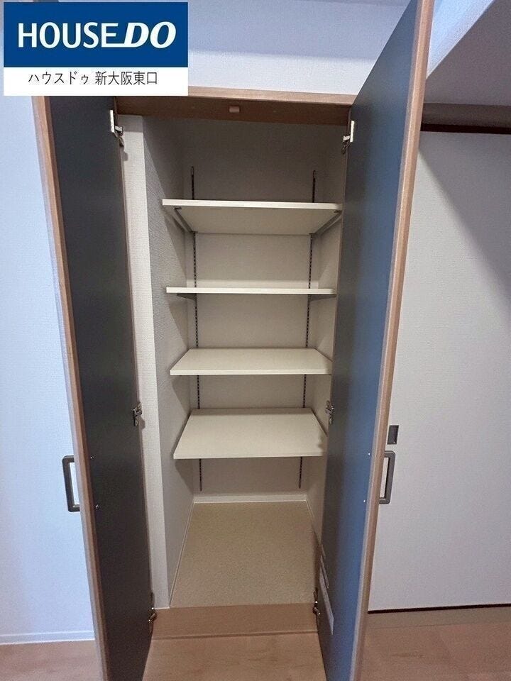 廊下の収納。
棚の高さが調整できるタイプです。