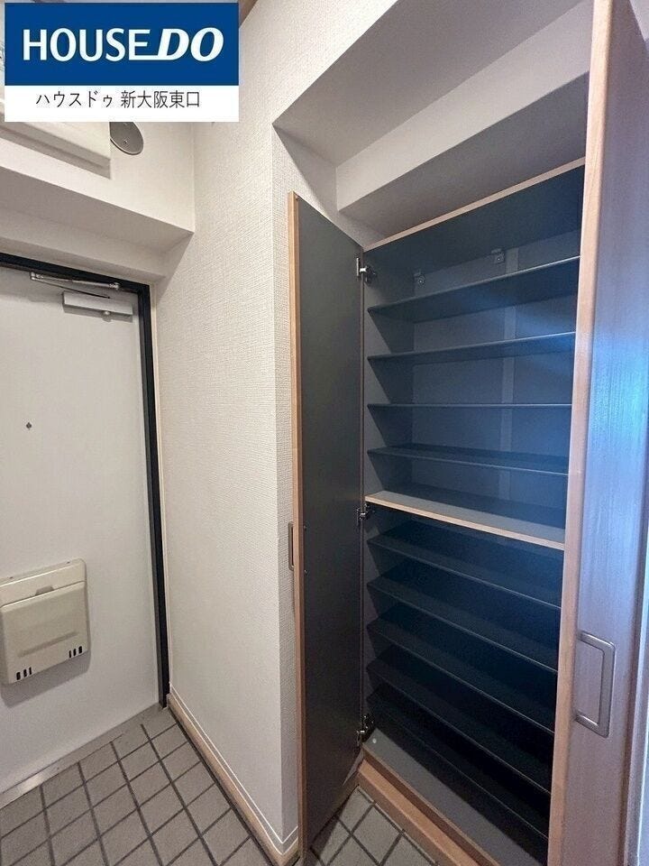 シューズボックスです。
ご家族分の靴が余裕で入りそうです!