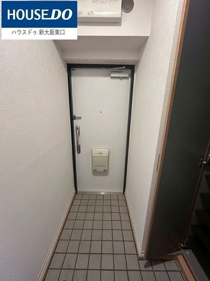 玄関もとても明るく、靴の脱ぎ履きが楽です。