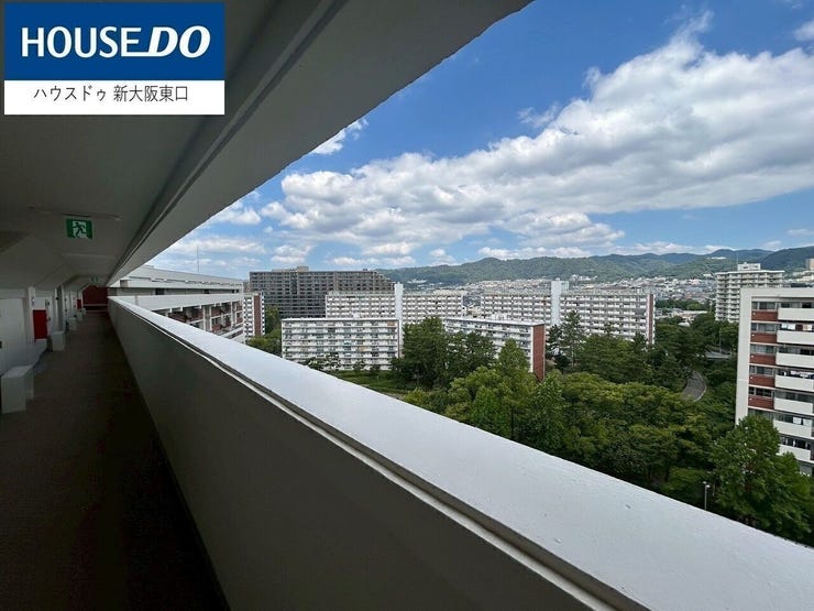 外廊下からの眺望。
緑と空が美しい。