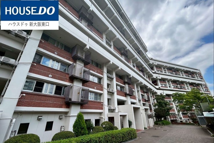 天井が高く開放感のあるリビングです。