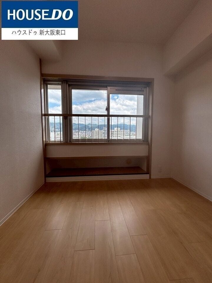 こちらもたいへん明るいお部屋です。
窓が大きくてたくさんの光が差し込みます。