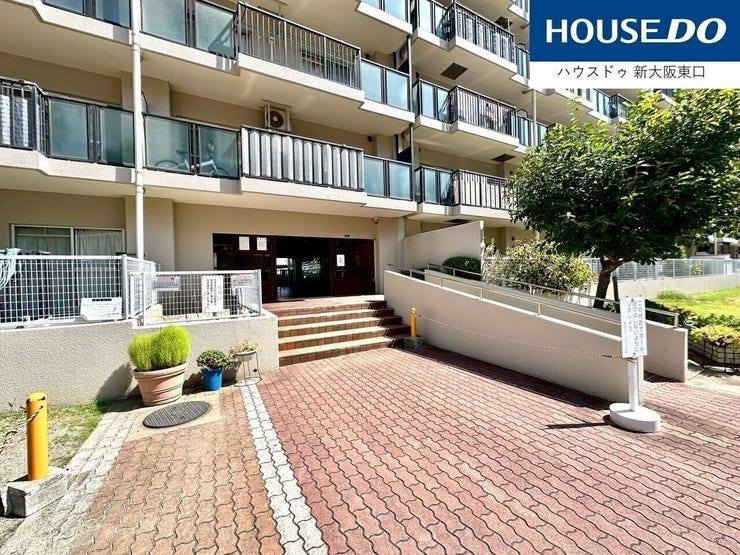 植栽は丁寧に整備されていて、美しいマンションです。