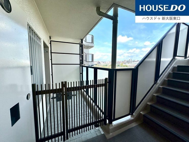 玄関の前にはポーチがあります。
ちょっとしたお荷物はこちらに置けそうです。
趣味の多い方に最適