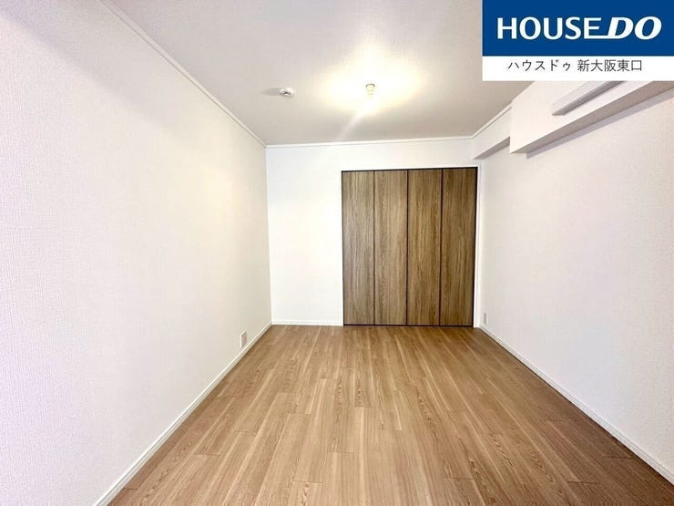 洋室5.0帖。
こちらは南に向いているので、室内とても明るいです。