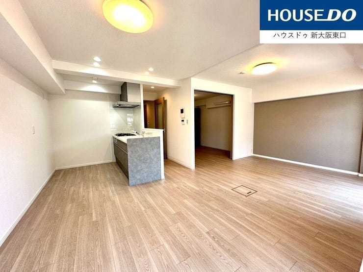 15.6帖のリビングは家族みんなで住んでもけっこうゆったり。
大きなダイニングテーブルと、家族でくつろげるソファーセットも設置できますよ