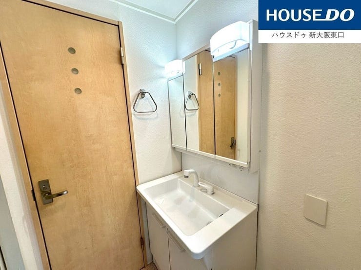 【新調】
三面鏡タイプのシャンプードレッサーです。