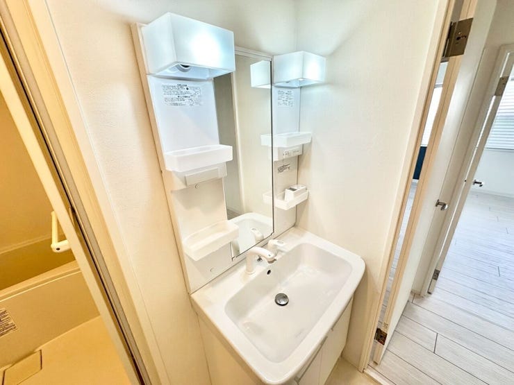 両サイドに収納ポケット付き洗面台★
シャンプードレッサーです