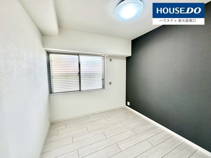 4.8帖洋室
クロスがブラックで少しデザイナーズな洋室です!