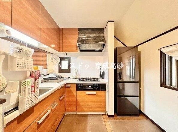 壁付け式で収納スペースを確保でき、作業スペースが広く、複数人でお料理が楽しめますね。