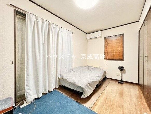 大きな窓からは快適な光を取り入れ、通気性能を上げる事で居心地の良い空間を演出してくれます。