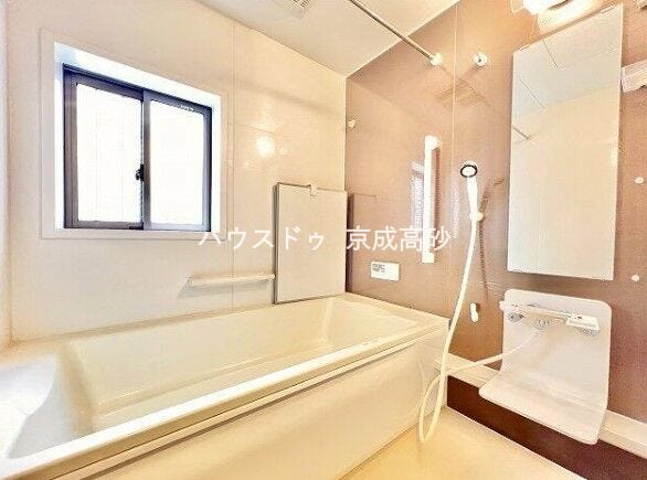 日々の疲れやストレスから心と身体を解放。上質な空間で優雅で快適なバスタイムを。換気機能もついており、お風呂掃除もしやすいですね♪足を延ばして入れ疲れをとれる広々とした浴槽です。