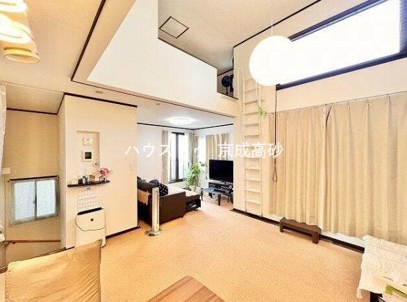 【外観】
家具を置いても十分なスペースのある広々リビングでゆったりお過ごしください。明るいリビングは家族の笑顔の源です。家族との時間をゆったりと過ごせる空間になっています。