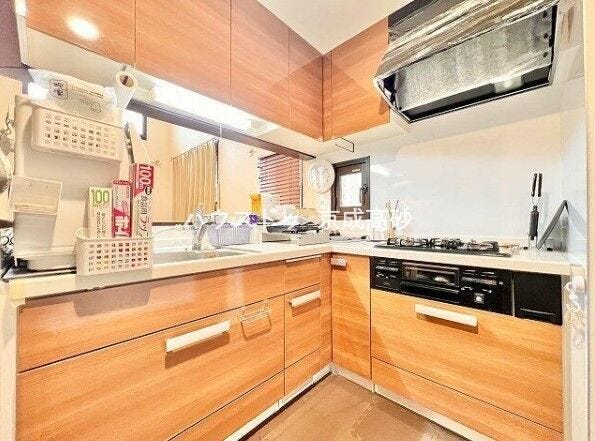 壁付け式で収納スペースを確保でき、作業スペースが広く、複数人でお料理が楽しめますね。