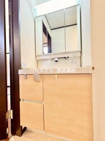 十分な大きさの洗面台は収納もさる事ながら、身だしなみチェックや歯磨きなど、朝の慌ただしい時間でもゆとりあるスペースで余裕を感じていただけます。