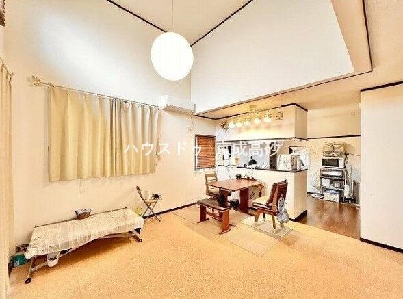 清潔感の溢れるクロスが明るい空間を創り出しているダイニング。
ここで楽しむ家族の時間が絆をより深めてくれそうです。
集いの場、憩いの場としての快適性を求めたやすらぎの空間です。