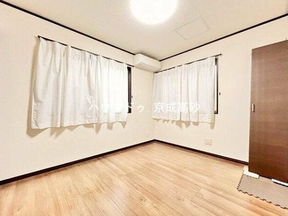 2面採光でとっても明るいお部屋です!
子供部屋としても良さそうです!
お日様の光がサンサンと入るお部屋は気持ちがいいですね!