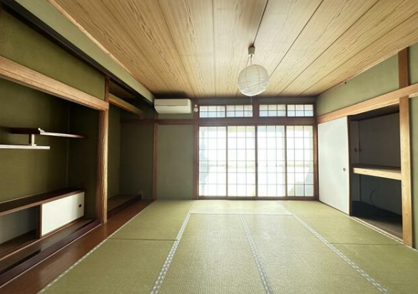 畳の状態も良好です。
収納スペースもあります。