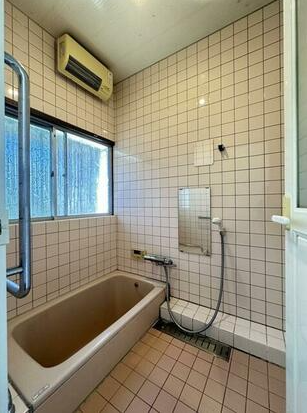 浴室窓付きです。