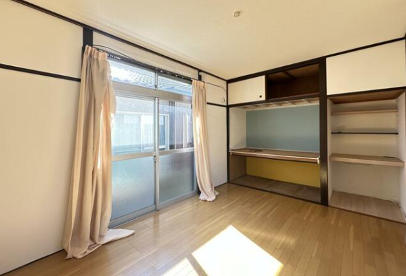 収納スペースあり、日当たりも良好です♪