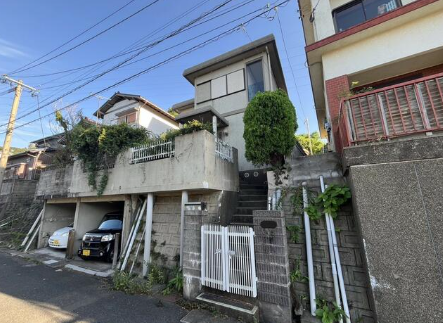 【外観】
堀車庫になっています。雨風も防げます。