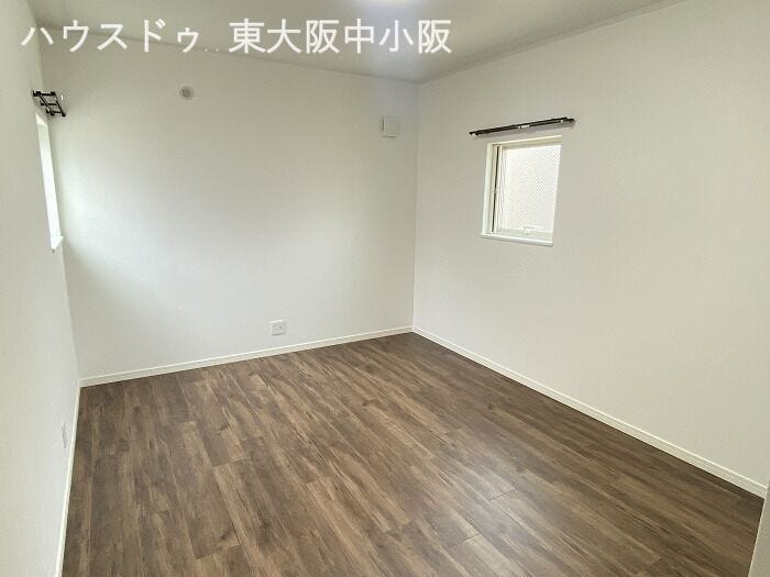 小窓から心地よい日差しの入る洋室♪