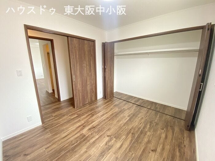 収納つきの洋室!
収納スペースも広々
ここにも洋服をかけられます!