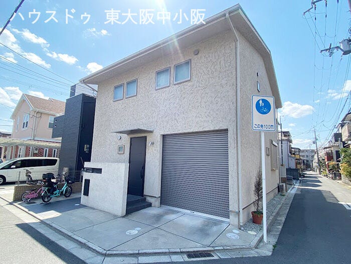 【外観】
3LDK+角地インナーガレージつき!
LDKは広々18.1帖
東からの日がリビングルームを明るく照らします♪